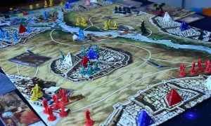 Bitwa o Kemet! Żółte, czerwone i niebieskie figurki walczą o kontrolę nad starożytnym lądem.