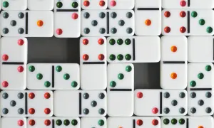 Ułóż klocki domino, dopasowując oczka. Gra w domino to świetna zabawa dla każdego!