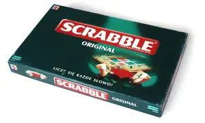 Pudełko gry Scrabble Original. Na ciemnozielonej okładce widnieje logo gry i fragment planszy z literami. "Liczy się każde słowo!" - przypomina o zasadach gry.