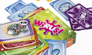 Karty do gry "Wirus!" przedstawiają kolorowe ilustracje, w tym zombie z jabłkiem i mózg. Wirus gra wciąga graczy w wir zabawy.