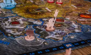 Figurki i plansza do gry strategicznej z motywami fantasy.