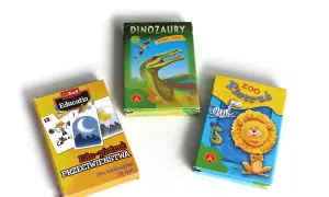 Trzy pudełka z grami karcianymi: "Dinozaury Piotruś", "Zoo Piotruś" i "Edu-piotruś Przeciwieństwa".