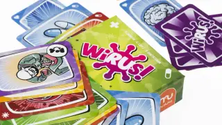 Karty do gry "Wirus!" przedstawiają kolorowe ilustracje, w tym zombie z jabłkiem i mózg. Wirus gra wciąga graczy w wir zabawy.