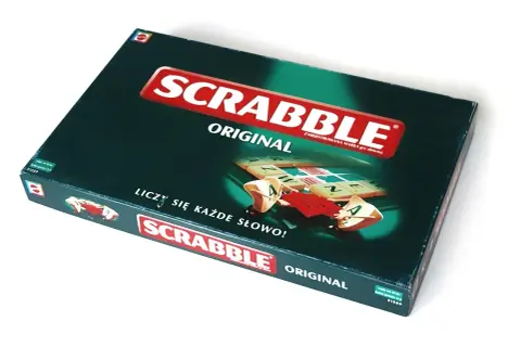 Pudełko gry Scrabble Original. Na ciemnozielonej okładce widnieje logo gry i fragment planszy z literami. "Liczy się każde słowo!" - przypomina o zasadach gry.