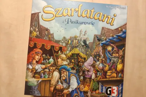 Szarlatani z Pasikurowic, gra planszowa, gdzie gracze wcielają się w alchemików tworzących magiczne mikstury.