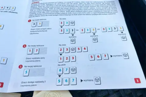 Przykłady układów i wymian w Rummikub. Zobacz, jak wykorzystać jokera i tworzyć serie.
