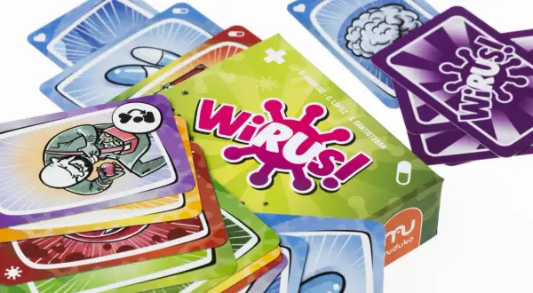 Karty do gry "Wirus!" przedstawiają kolorowe ilustracje, w tym zombie z jabłkiem i mózg. Wirus gra wciąga graczy w wir zabawy.