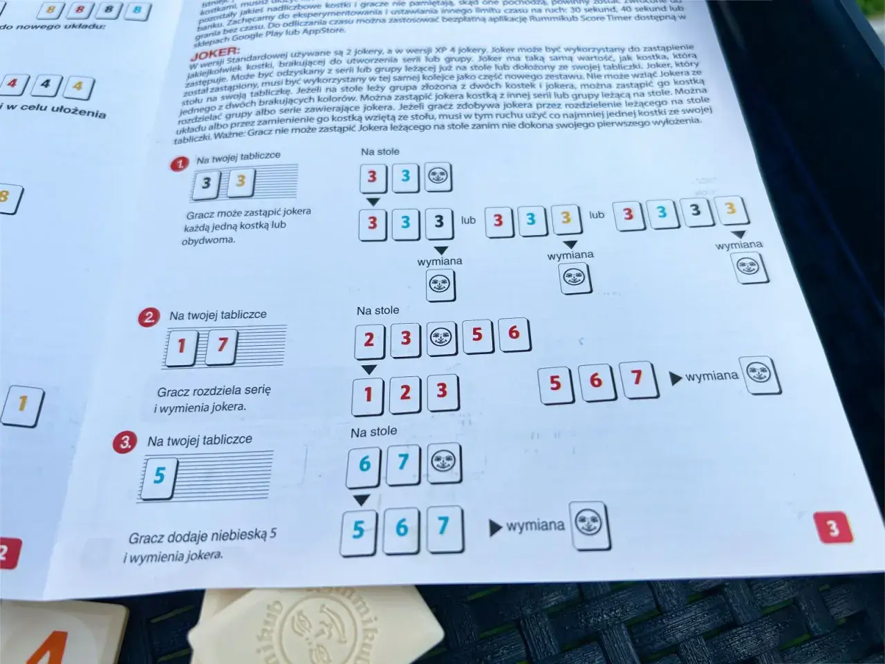 Przykłady układów i wymian w Rummikub. Zobacz, jak wykorzystać jokera i tworzyć serie.