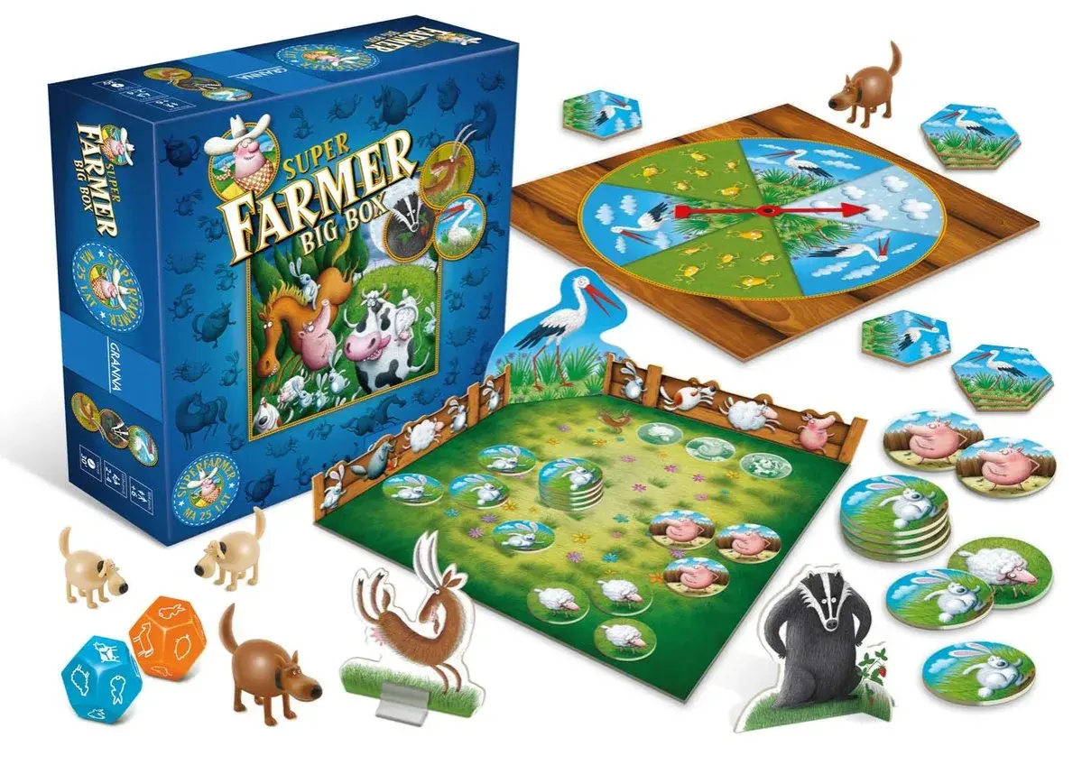 Pudełko gry Super Farmer Big Box, plansza z kołem losu, zagroda z żetonami zwierząt, kostki i figurki zwierząt.