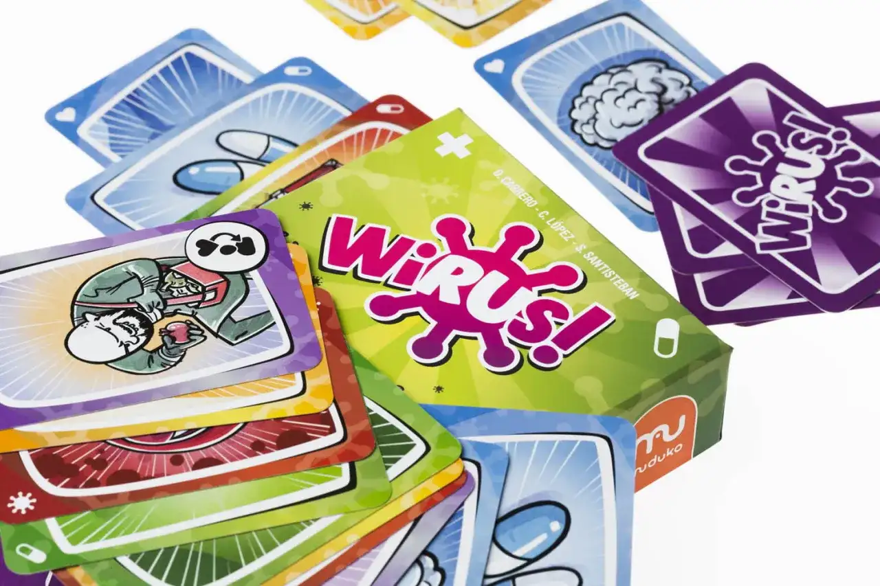 Karty do gry "Wirus!" przedstawiają kolorowe ilustracje, w tym zombie z jabłkiem i mózg. Wirus gra wciąga graczy w wir zabawy.