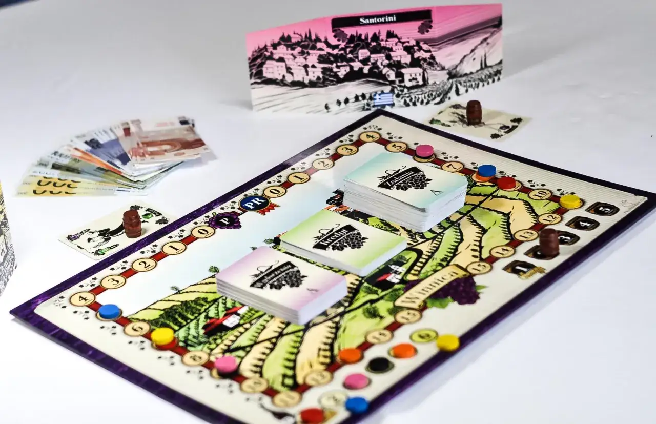 Plansza do gry o tematyce viticulture, z kartami zadań, pieniędzmi i znacznikiem Santorini.