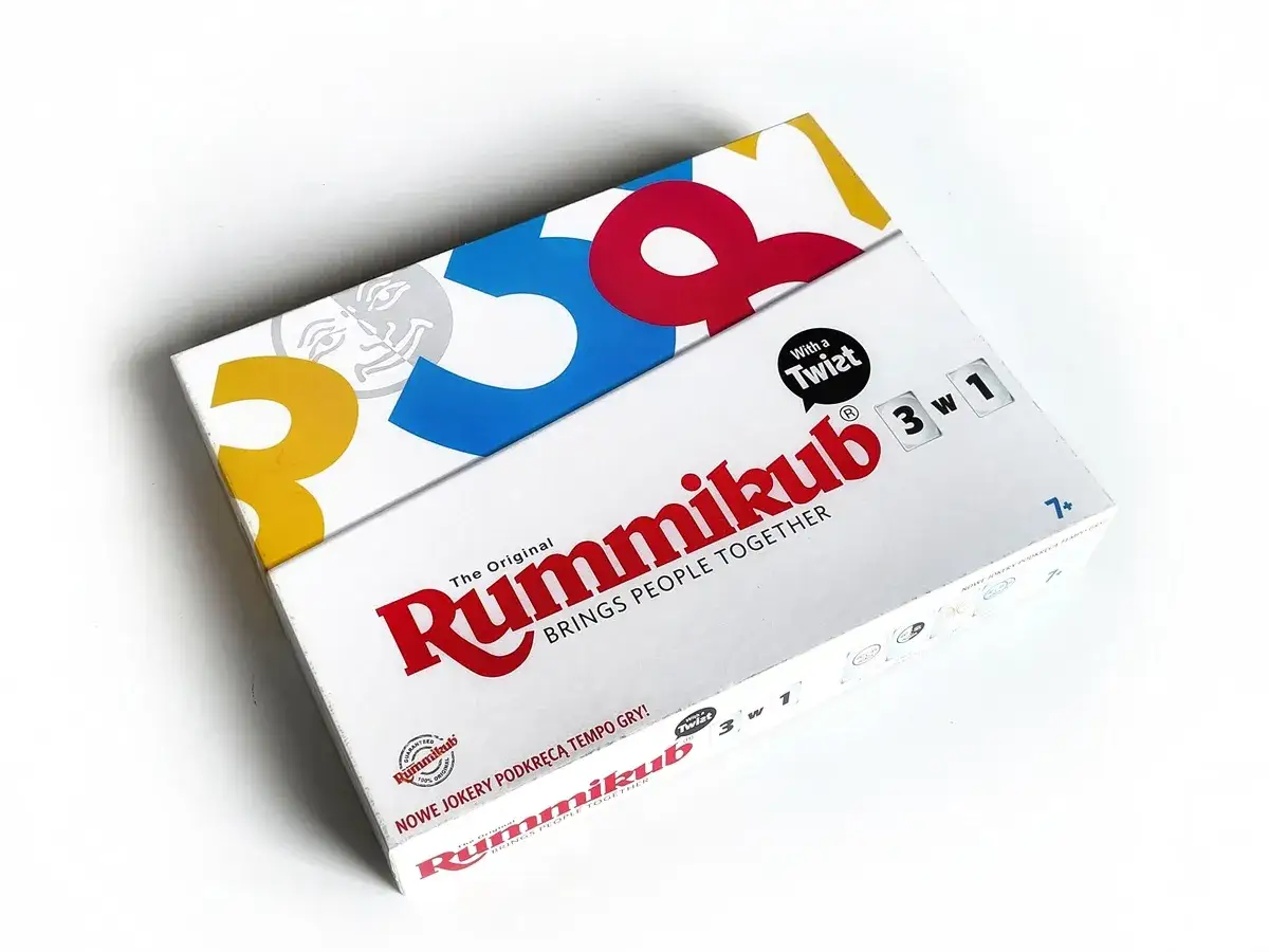 Pudełko gry Rummikub z hasłem 