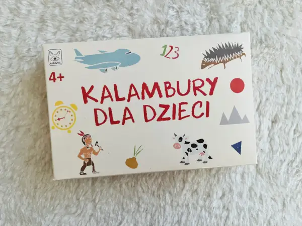 Kalambury dla dzieci: samolot, jeż, krowa, zegar i inne obrazki zachęcają do zabawy.