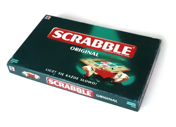 Pudełko gry Scrabble Original. Na ciemnozielonej okładce widnieje logo gry i fragment planszy z literami. "Liczy się każde słowo!" - przypomina o zasadach gry.