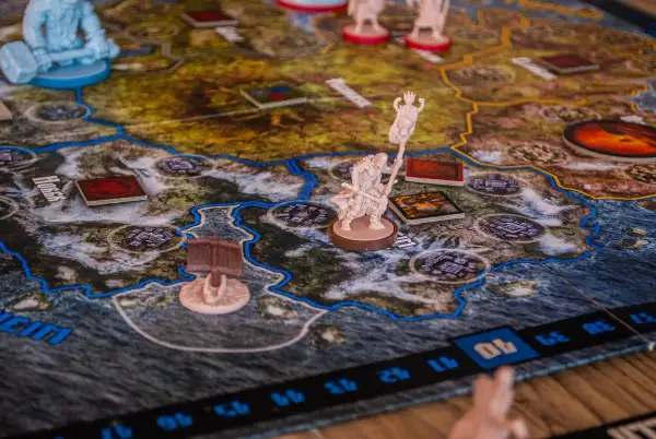 Figurki i plansza do gry strategicznej z motywami fantasy.